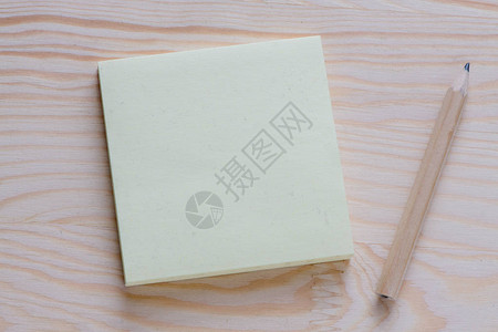 木桌上的空白记事本和铅笔图片