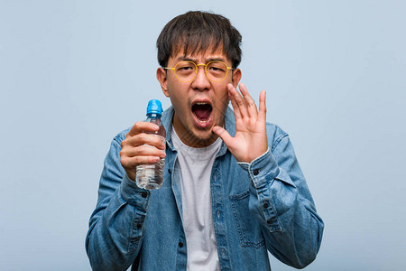 年轻人拿着水瓶在前面大喊快乐的歌声图片