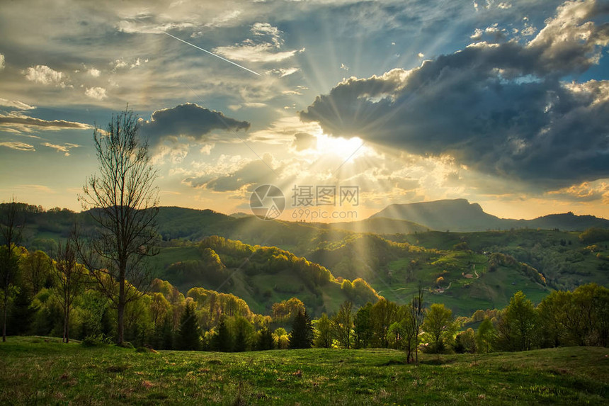 山地景色大春天的卡帕蒂亚图片