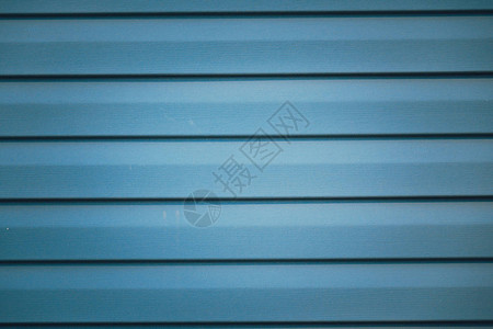 建筑物外墙有蓝色金属条纹碎片其背景为蓝图片