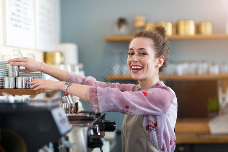 在咖啡店工作的女人图片