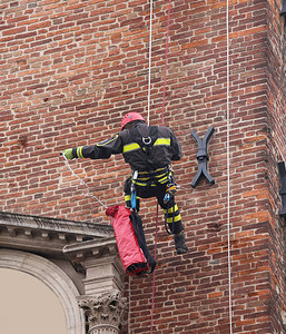 消防员用绳子绑在一座旧大楼上以监测地震图片