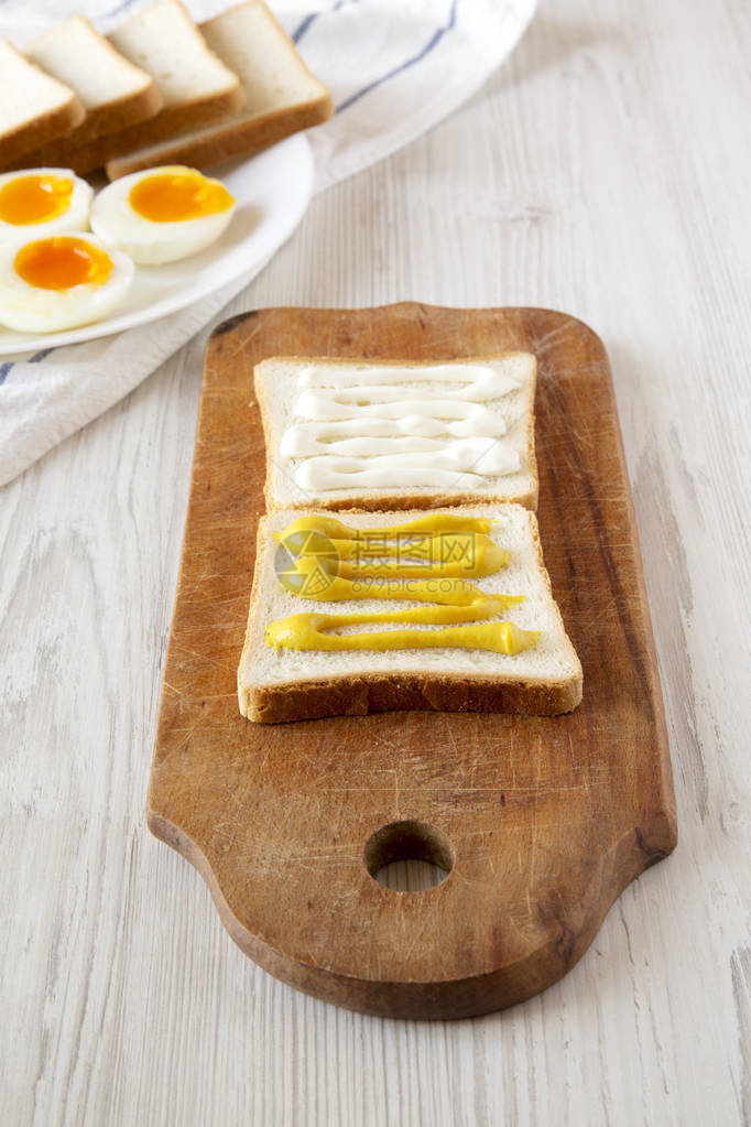 早餐时逐步煮鸡蛋三明治图片