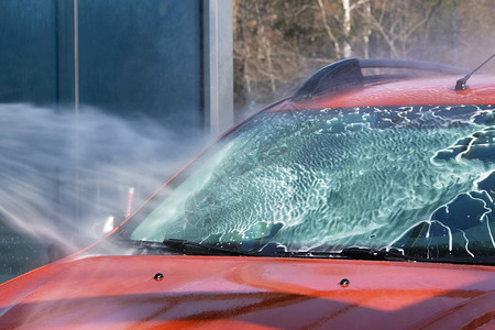 汽车挡风玻璃在强大的水流下图片