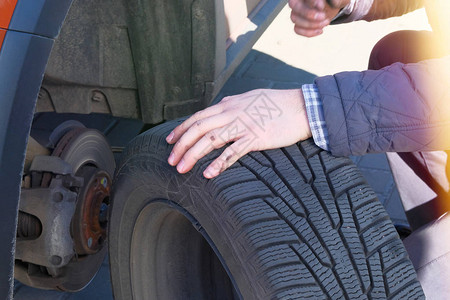 车轮平衡或修理和更换汽车轮胎汽车维修理念损坏的汽图片