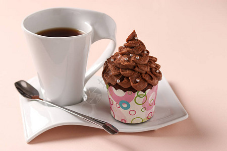 自己做的巧克力奶油蛋糕和一杯咖啡以粉图片