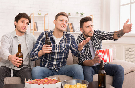 看足球比赛在家喝酒啤酒的朋友图片
