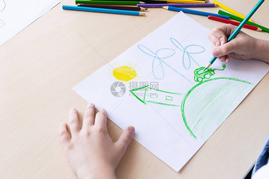 孩子用彩色铅笔画出温室电动汽车和风力发电站生态和环境保护的概念从上面查看复制空图片