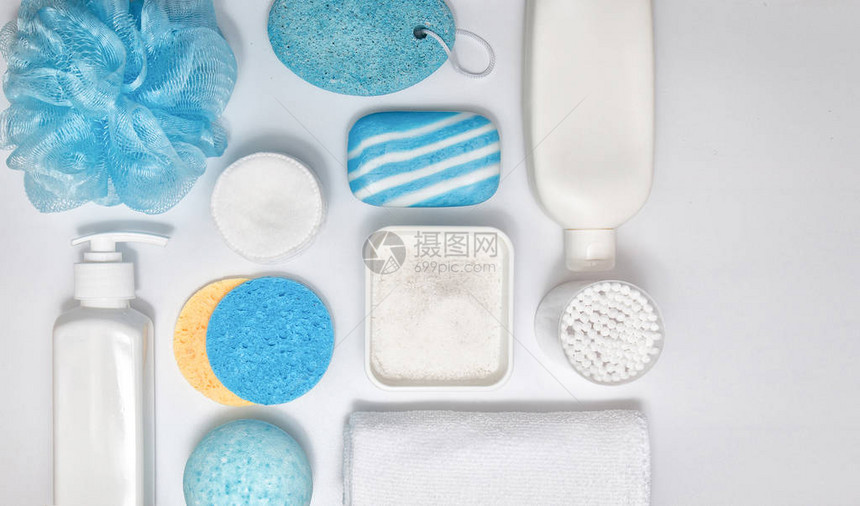 白桌上有毛巾和浴巾附件的构成清洗皮肤健康概念平坦图片