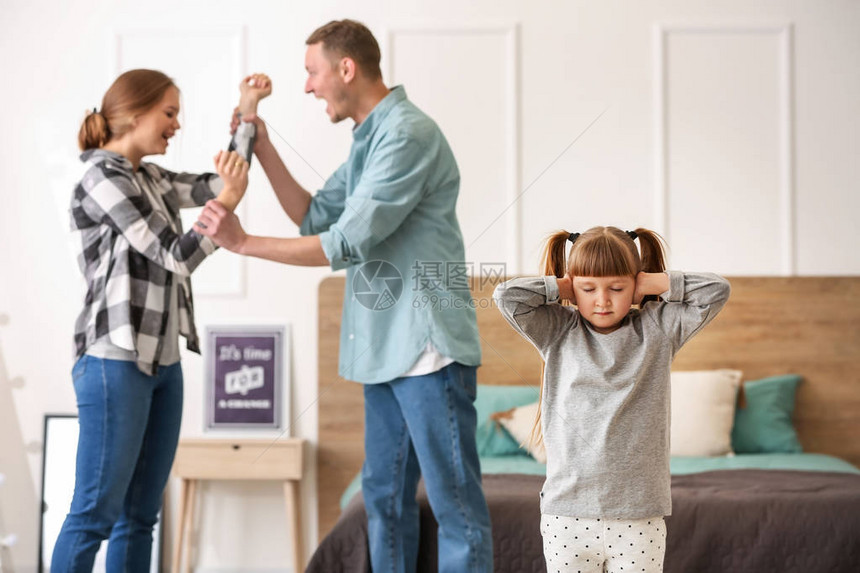 可怜的小女孩在她父母在家吵架图片