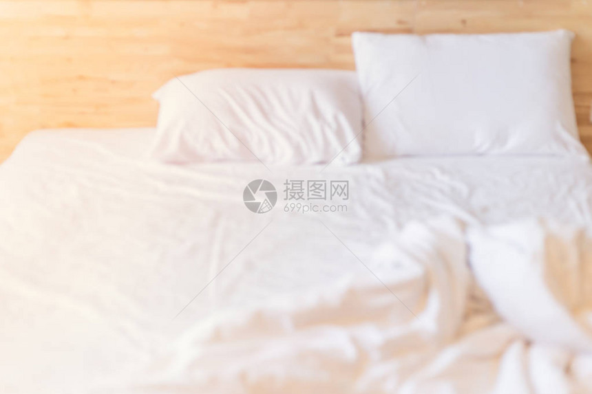 模糊早晨白色干净凌乱的床为背景图片