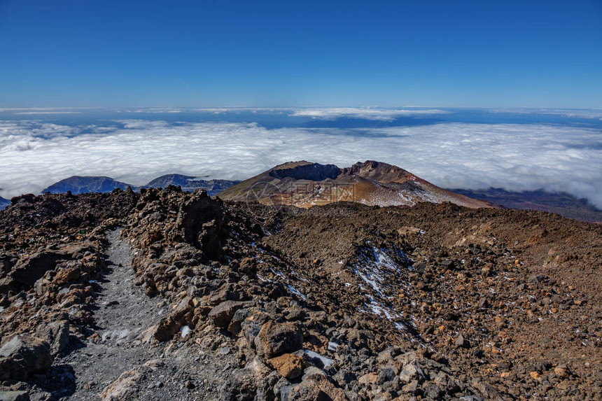 熔岩田环绕着皮科维约火山坑和徒步路图片