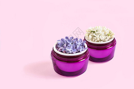 两个装有淡紫色花的罐子图片
