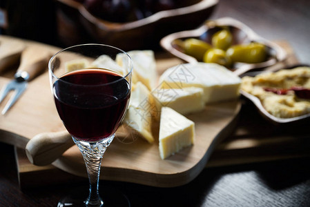 开胃奶酪配葡萄和葡萄酒背景图片