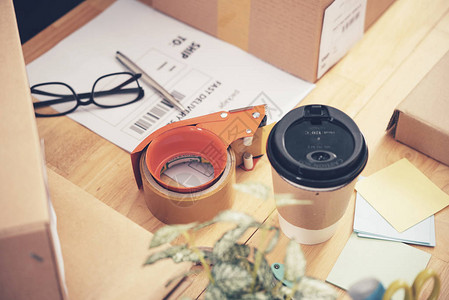 邮局用纸板箱咖啡饮料和威士图片