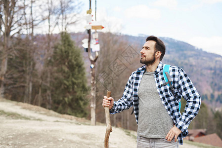 英俊的男人在山里背包旅行图片