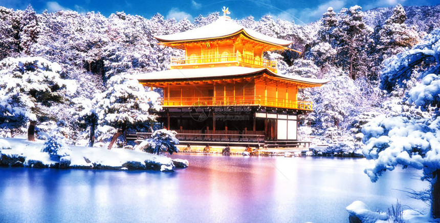 日本京都蓝天白雪中的金阁寺金阁图片