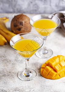 浅色背景中带芒果的热带水果鸡尾酒图片