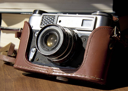 桌子上的旧胶卷相机图片