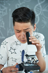 高中学生通过显微镜观察某些物图片