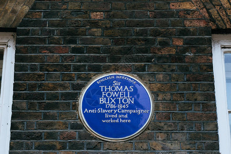 为纪念地点与托马斯福韦尔布克斯顿爵士之间的连接而安装在Brick巷图片