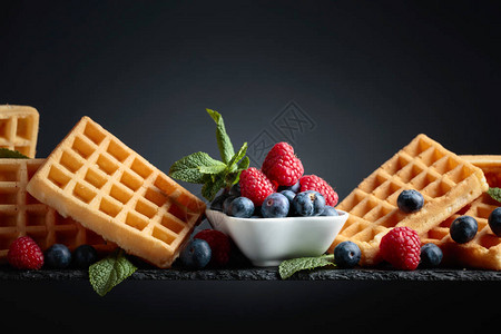 比利时华夫饼蓝莓草莓和深色薄图片