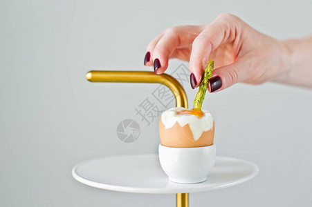 手工厨师在煮鸡蛋里图片