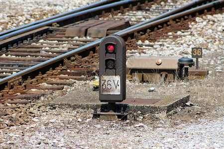 铁路轨道旁交通信号灯图片