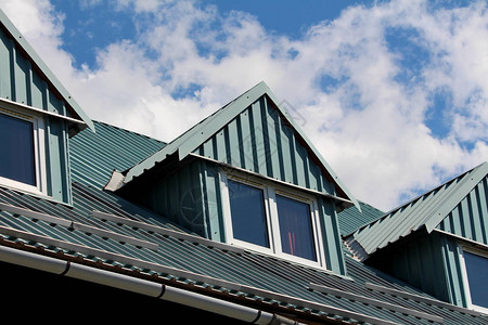 传统山屋的顶窗户图片