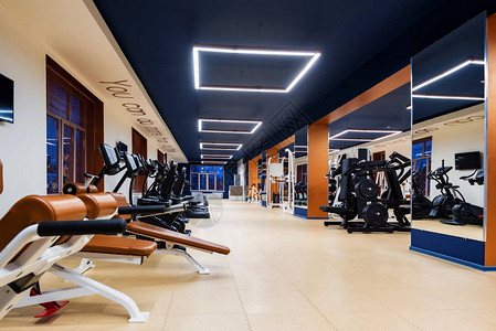 室内有几台现代健身器械在健身房图片