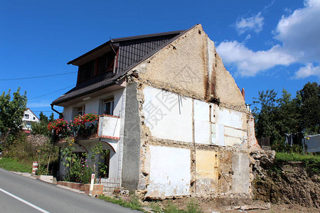 被拆除的部分家庭住宅等待重建图片