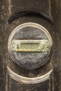 房子前门旧圆形信箱的特写图片