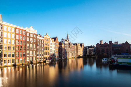荷兰阿姆斯特丹传统老房子建筑校背景图片