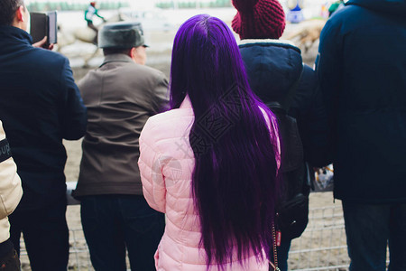 蓝色头发的女孩站在人图片
