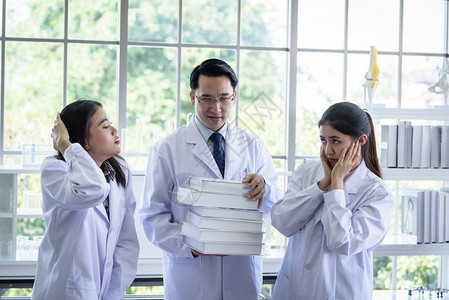 资深亚洲科学家在实验室为学生图片