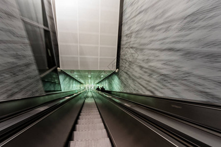 赫尔辛基机场的自动扶梯似乎正从灰暗走向绿灯机场的图片