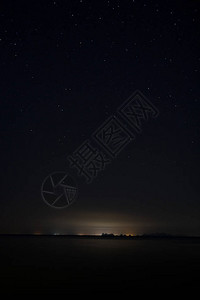夜里星尘的垂直图像天空上有噪音和谷物城市底部图片