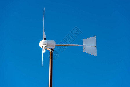 在清蓝的天空上关闭小型风力涡轮机可高清图片