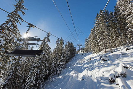 在阳光下乘升机滑雪电梯上行驶时图片