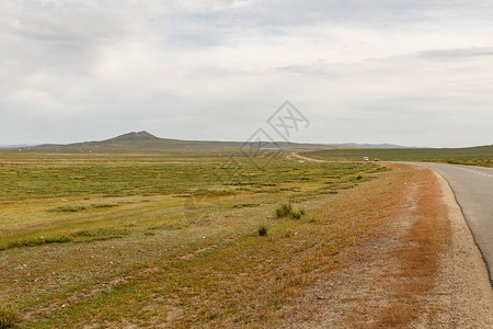 蒙古草原美丽的风景有道路图片