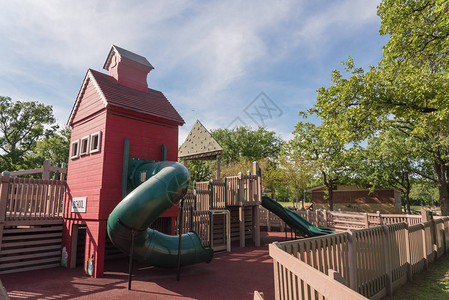 美国得克萨斯州达拉斯附近的木林操场由城堡启发的软图片