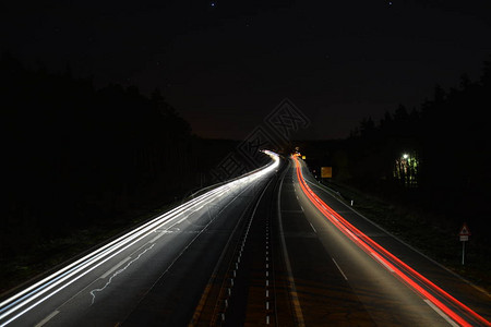 车辆在公路上驾驶图片