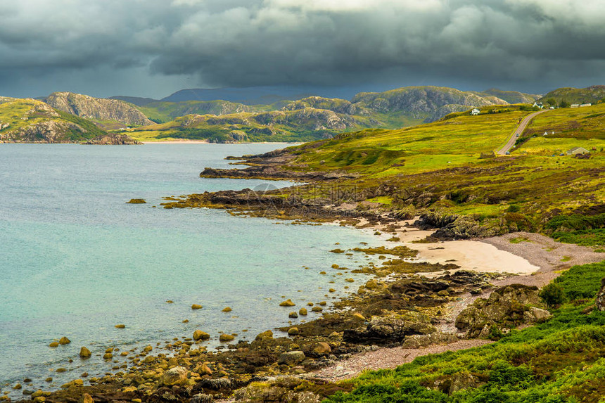 苏格兰风景秀丽的海岸景观与白色海滩图片