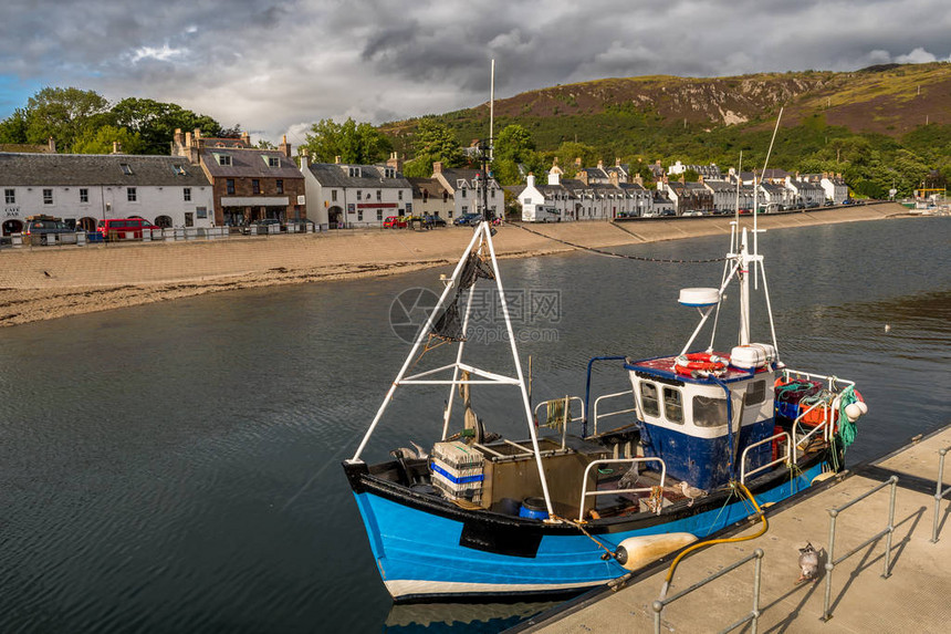 苏格兰Ullapool市与旧渔船在洛图片