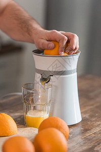 男人在厨房准备橙汁的剪影图片