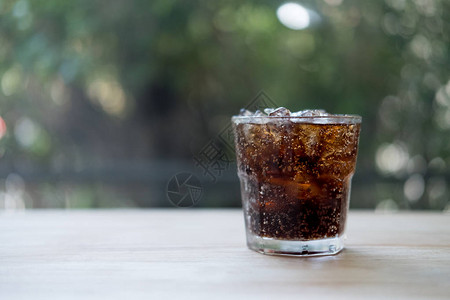 刷新黑色苏打汽水软饮料冰在清晰的玻璃里图片