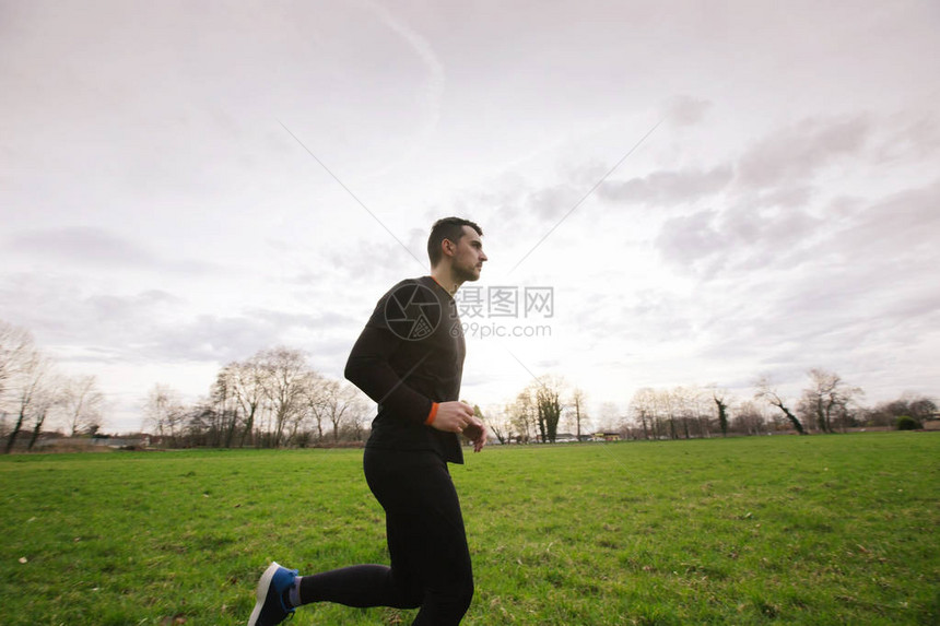 男运动员跑步图片
