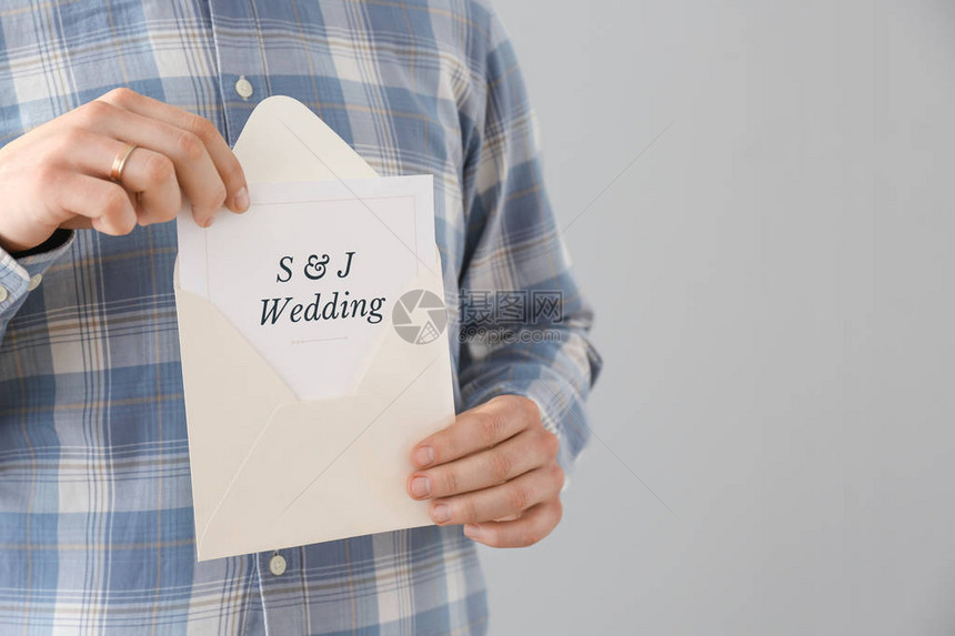 女人拿着封装的信封带着婚图片