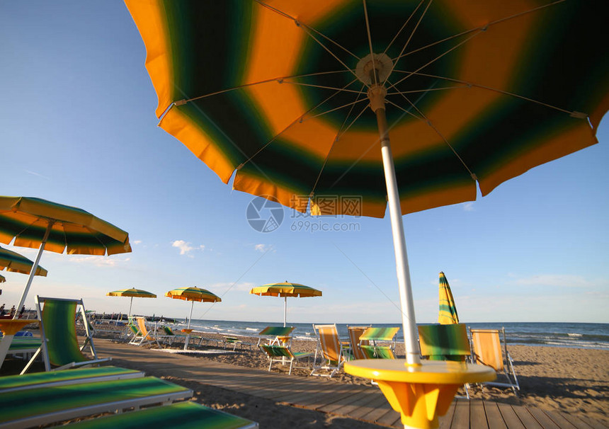 海滩上绿色和黄色的雨伞图片