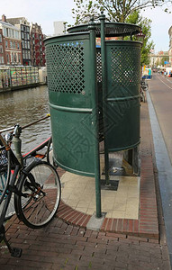 荷兰阿姆斯特丹通航运河附近的一条街上的现背景图片
